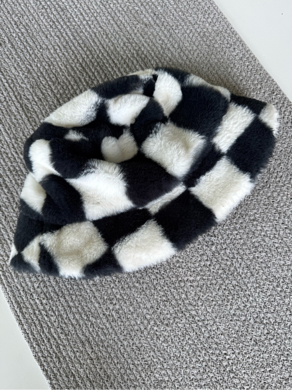 Vintage Y2K Claire's Black & White Faux Fur Checkered Checks Bucket Hat - Picture 6 of 6